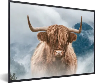 Produktbild von MuchoWow® Gerahmtes Poster Schottische Highlander - Nebel - Berge 80x60 cm - Poster mit Schwarzem Bilderrahmen Wandposter Rahmen Foto Bilder - Schwarzem - Mit Gestell