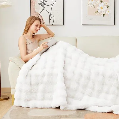 Produktbild von Unyqoos® Flauschige Kuscheldecke 130 x 150 cm, 860 g/m² – warme, superweiche Wohndecke mit Flanell-Aufbewahrungsbeutel