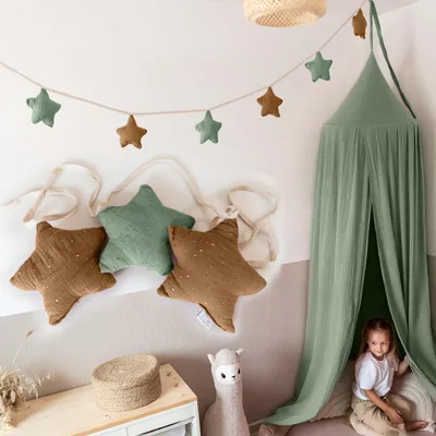 Imagen del producto de Guirnalda de estrellas eucalipto y nougat con aplique dorado - De tela, 3 m