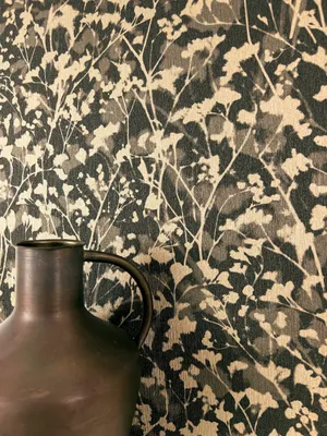 Produktbild von NEWROOM Tapete Schwarz Vliestapete Zweige - Mustertapete Modern Braun Gold Blüten Blätter Blumentapete Floral Blumenmuster
