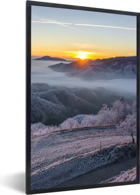 Produktbild von MuchoWow® Gerahmtes Poster Winter - Berge - Sonne - Abend 60x90 cm - Poster mit Schwarzem Bilderrahmen Wandposter Rahmen Foto Bilder - Kunst