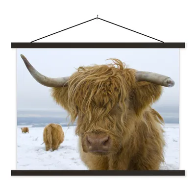 Produktbild von MuchoWow® Textilposter Schottische Highlander - Schnee - Kuh 120x90 cm mit schwarzem Rahmen - Aufhänger für Poster