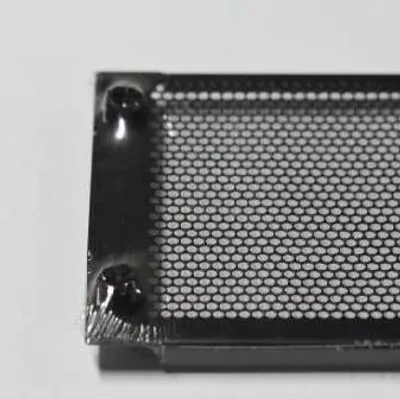 Produktbild von 19 Zoll perforierte Blindplatte 4HE mit Kunststoffstöpsel, schwarz