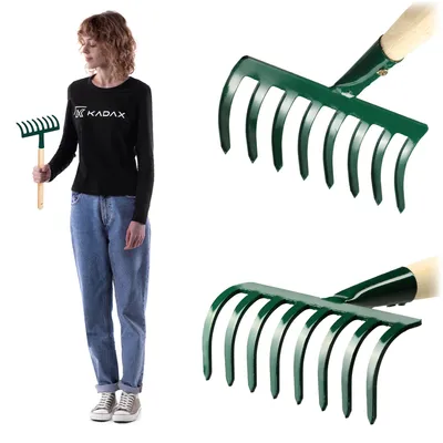 Immagine prodotto di KADAX Piccolo rastrello in metallo, rastrello con manico in legno, scopa per foglie, rastrello per foglie, Immagine generata dall'IA