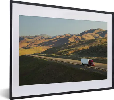 Produktbild von MuchoWow® MuchoWow® Gerahmtes Poster Weißer und roter Lastwagen in einer hügeligen Gegend 40x30 cm - Poster mit zchwarzem Bilderrahmen - Bilderrahmen - Poster im Rahmen