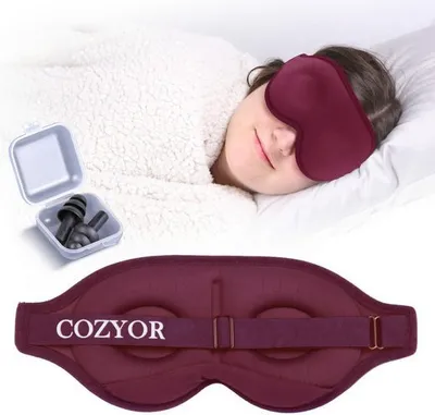 Produktbild von COZYOR Schlafmaske mit 3D Polster 100% dunkel für Seitenschläfer mit Silkon Ohrstöpseln, mit verstellbarem Gummiband