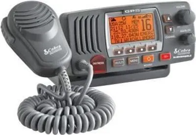 Obrázek produktu pro Námořní VHF rádio, COBRA MR F77B, pevná montáž, černá barva, IPX8, DSC třída D, 55 mezinárodních kanálů, Triple Watch