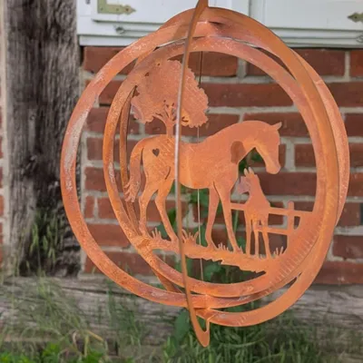 Produktbild von Storm’s Gartenzaubereien Windspiel Pferd mit Fohlen 3D Metall Edelrost Ø 24 cm