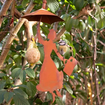 Produktbild von Vogelfutterstation "Mary" – Meisenknödelhalter mit Regenschirm-Dach – Edelrost Gartendeko Metall hängend – 36 cm Figur (Gesamt 64 cm)