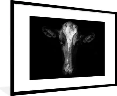 Produktbild von MuchoWow® Gerahmtes Poster Kuh - Tiere - Schwarz 90x60 cm - Poster mit Schwarzem Bilderrahmen Wandposter Rahmen Foto Bilder - Wanddekoration - Fotos