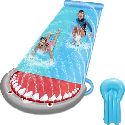 Immagine prodotto di Jopassy Scivolo acquatico da esterno per prato, 550 * 145 cm Giocattolo acquatico a forma di squalo Tappetino acquatico da giardino, scivolo acquatico con 2 tavole da surf