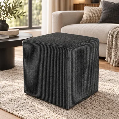 Produktbild von Best For Home | Würfel Pouf Hocker | Schwarz Poof Fußhocker | Samt Sitzhocker für Wohnzimmer, Schlafzimmer & Flur | Polster Ottoman | Gepolstert Sitzpuff oder Sitzwürfel für Sofa oder Sessel, KI-generiertes Bild