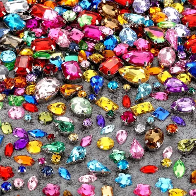Imagen del producto de Pedrería, cristales y piedras preciosas con agujero - Mezcla de formas y tamaños