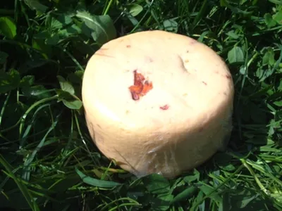 Immagine prodotto di Formaggio a latte crudo con peperoncino ca. 700 gr. Neuhaushof