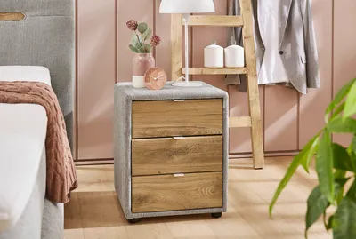 Produktbild von Nachtkommode LIA mit 3 Schubladen, Stoffbezug Grau und Balkeneiche Optik
