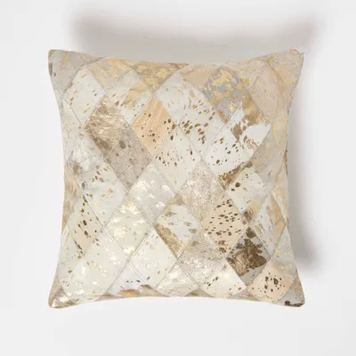 Produktbild von HOMESCAPES Fellkissen 45 x 45 cm natur mit Gold-Sprenkeln - Rautenmuster Patchwork Kissen aus Fell & Leder