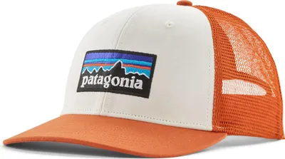 Zdjęcie produktu dla Czapka z daszkiem Patagonia P-6 Logo, kolor: biały / Redtail Rust.