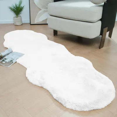 Produktbild von Omgoods – Waschbarer Kunstfellteppich für das Schlafzimmer – 60 x 180 cm