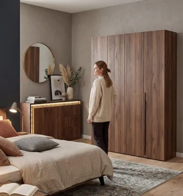 Produktbild von AX LIVING Omodeo Kleiderschrank 170 breit – Warmia-Nussbaum mit WingLine-System.