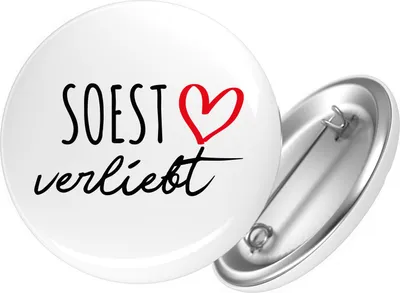 Produktbild von Huuraa Button Soest verliebt 25mm rund mit Sicherheitsnadel Ansteckbutton Geschenkidee