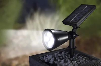 Produktbild von LED Strahler mit Solarpanel mit warmweißen LED