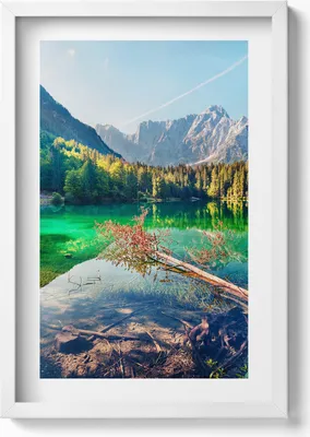 Produktbild von Landschaft eines Bergsees zwischen Bäumen– Wandbild mit Rahmen – Gerahmtes Bild  – Wanddekoration – 40x60 cm – Weiß