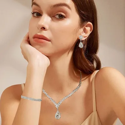 Image de Ensemble de bijoux en argent avec strass, comprenant un collier, un bracelet et des boucles d'oreilles, idéal pour un mariage