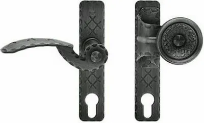Produktbild von UHRIG Drückergarnitur Wechselgarnitur, PZ 72mm, links, Klinke & Stoßgriff, Schmiedeeisen S235, Antik Schwarz / Silber. Für Innen & Außen, Garten-/Tortür. Maße: Klinke 140mm, Knopf Ø 60mm, Schild 33x163x2mm, Lochabstand 67mm. Handgefertigt, Antik-Look.