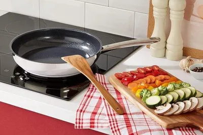 Zdjęcie produktu dla Patelnia ze stali nierdzewnej 28 cm z powłoką ceramiczną nieprzywierającą, do kuchenek indukcyjnych