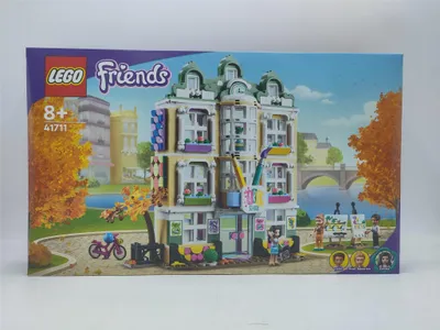 The image shows the box of a LEGO Friends Emma's Art School building set, with the LEGO Friends logo and product number visible.