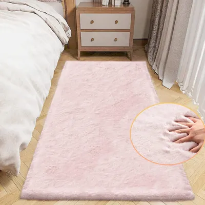 Zdjęcie produktu dla Miękki, różowy dywan z sztucznego futra, 60x180 cm, idealny do pokoju dziecięcego lub salonu, można prać
