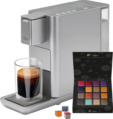 Produktbild von Tchibo Qbo ICONIC Premium Kapselmaschine inkl. 16 recyclebaren Qbo Kaffeekapseln für Espresso, Caffè Crema und Caffè Grande, hochwertiges, kompaktes, innovatives Design, Frozen Silver, Grau