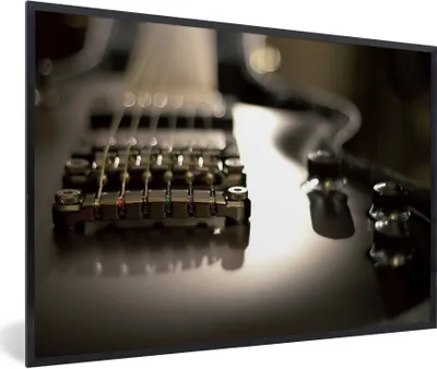 Produktbild von MuchoWow® Gerahmtes Poster Nahaufnahme einer schwarzen E-Gitarre 90x60 cm - Poster mit Schwarzem Bilderrahmen Wandposter Rahmen Foto Bilder - Fotorahmen - Foto-Plakat