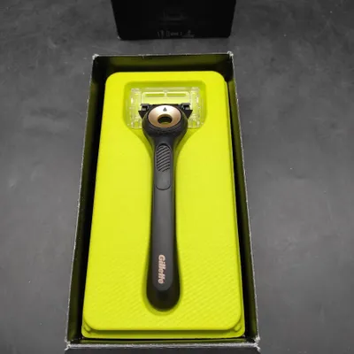 Produktbild von Gillette Labs Nassrasierer Herren, Rasierer mit Reinigungs-Element + 2 Rasierkli