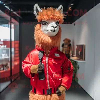 Produktbild von Roter REDBROKOLY Lama Maskottchen Kostüm charakter bekleidet mit einer Bomberjacke und Schlüsselanhängern