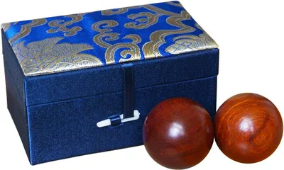 Productafbeelding van Chinese Qi Gong ballen van rozenhout, ook wel bekend als Baoding Qi ballen, voor ontspanning en meditatie, inclusief een decoratieve doos voor gebruik tijdens ontspanning en meditatie