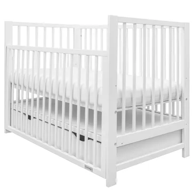 Obrázok produktu pre Detská postieľka New Baby BASIC so zásuvkou a bočnicou biela