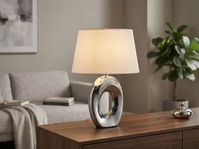 Produktbild von Tischleuchte mit Keramikfuß Silber Stoffschirm Weiß & E14 LED, Höhe 33cm