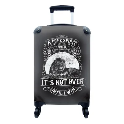 Produktbild von MuchoWow® Koffer Handgepäck Trolley Rollkoffer Kleine Reisekoffer mit 4 Rollen - Löwe - Retro - Schwarz - Weiß - Spruch - Cabin Size < 55x40x23 cm & 55x40x20 cm - Fotokoffer - Kabinenkoffer - Boardgepäck - Reise-Box - Reisekoffer - Reisegepäck - Koffer mit Bild - Trolley für Kinder