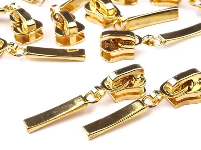 Nahaufnahme von Metall-Zipper Schieber 5mm mit Autolock in Gold für Kunststoffreißverschluss.