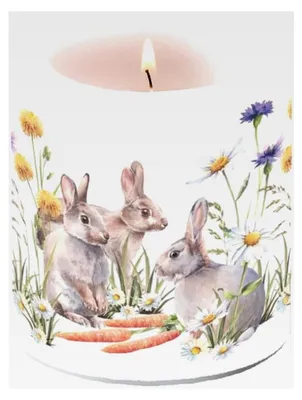 Produktbild von Osterkerze Hase mit Möhren im Gras als Tischdekoration. Runde kleine Motivkerze für den gedeckten Tisch 7,5 x 9 cm