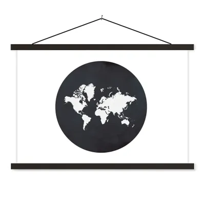 Produktbild von MuchoWow® Textilposter Weltkarte - Schwarz und weiß - Kreis 120x80 cm mit schwarzem Rahmen - Wanddeko
