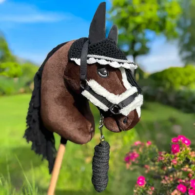 Productafbeelding van Set bestaande uit hoofdstel met muts, longeerlijn en zwarte cap voor een hobbyhorse