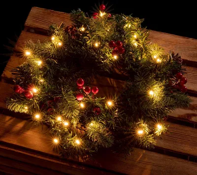 Produktbild von LED Tannenkranz mit 30 warm-weißen LEDs, ca. Ø 32 cm, mit Beeren und Tannenzapfen geschmückt, als Tischkranz oder Türkranz nutzbar, batteriebetrieben