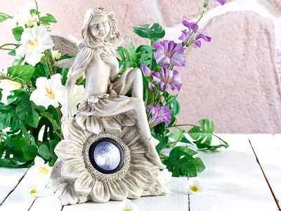 Produktbild von Lunartec Sitzende Elfe mit Solar-LED-Beleuchtung