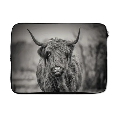 Produktbild von MuchoWow® Laptop Hülle 14 ZollSchottischer Highlander - Schwarz und Weiß Laptoptasche - Laptoptasche - Stoßsicher - Schutzhaube