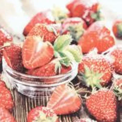 Produktbild von 20 Servietten Tasty Strawberries - Liebe für Erdbeeren 33x33cm