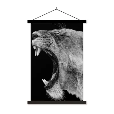 Produktbild von MuchoWow® Textilposter Tiere - Löwe - Schwarz - Weiß - Porträt 40x60 cm mit schwarzem Rahmen - Wanddekorationen