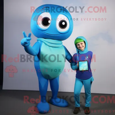 Zdjęcie produktu dla Maskotkarakter REDBROKOLY av en blå cukinia kledd med golf i smartklokker