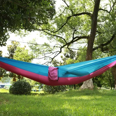 Produktbild von Tragbare Camping-Reise-Hängematte für eine Person mit Baumgurt (Blau/Rosa)